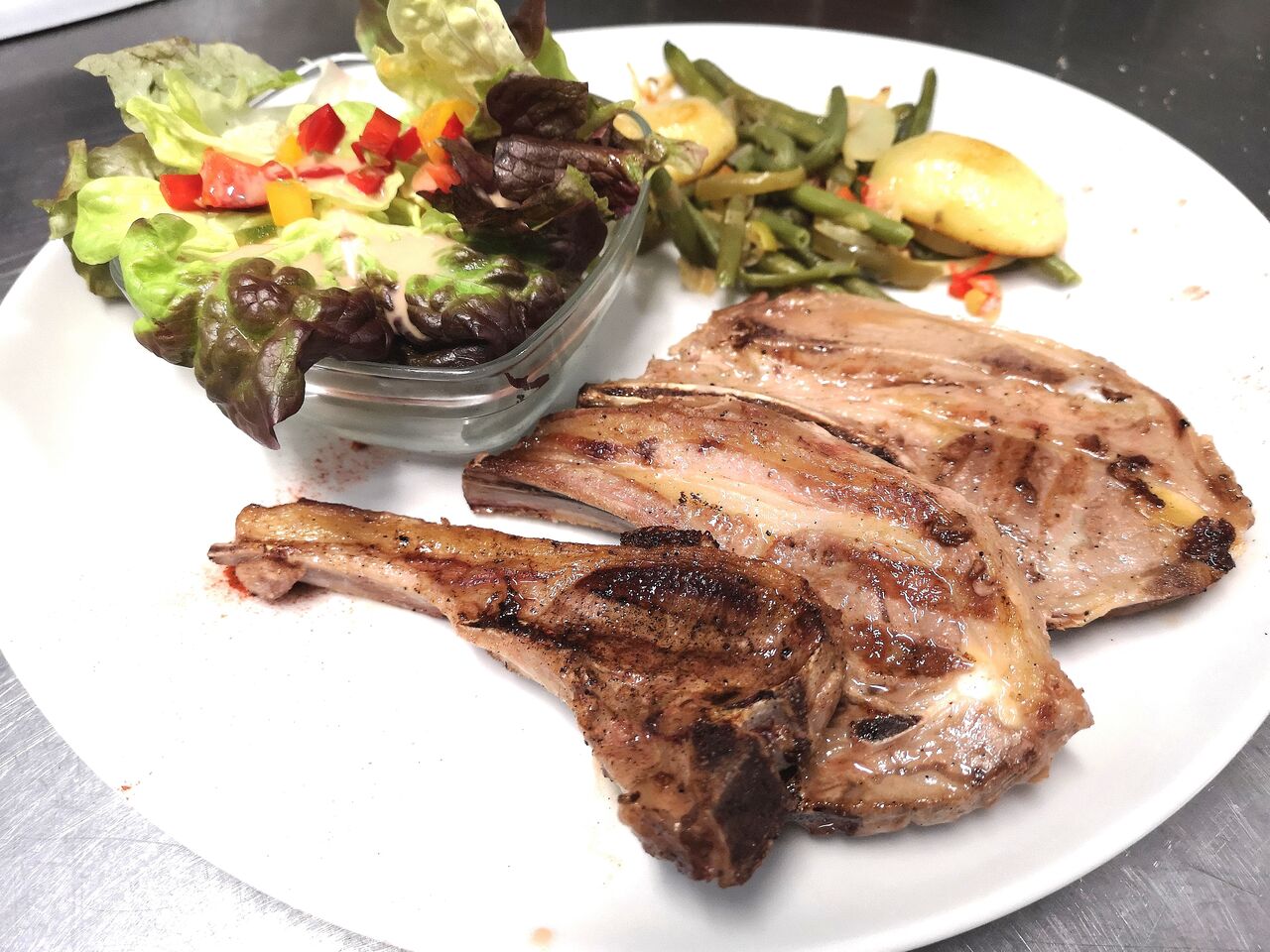 Côtes d'agneau et son sauté de légumes