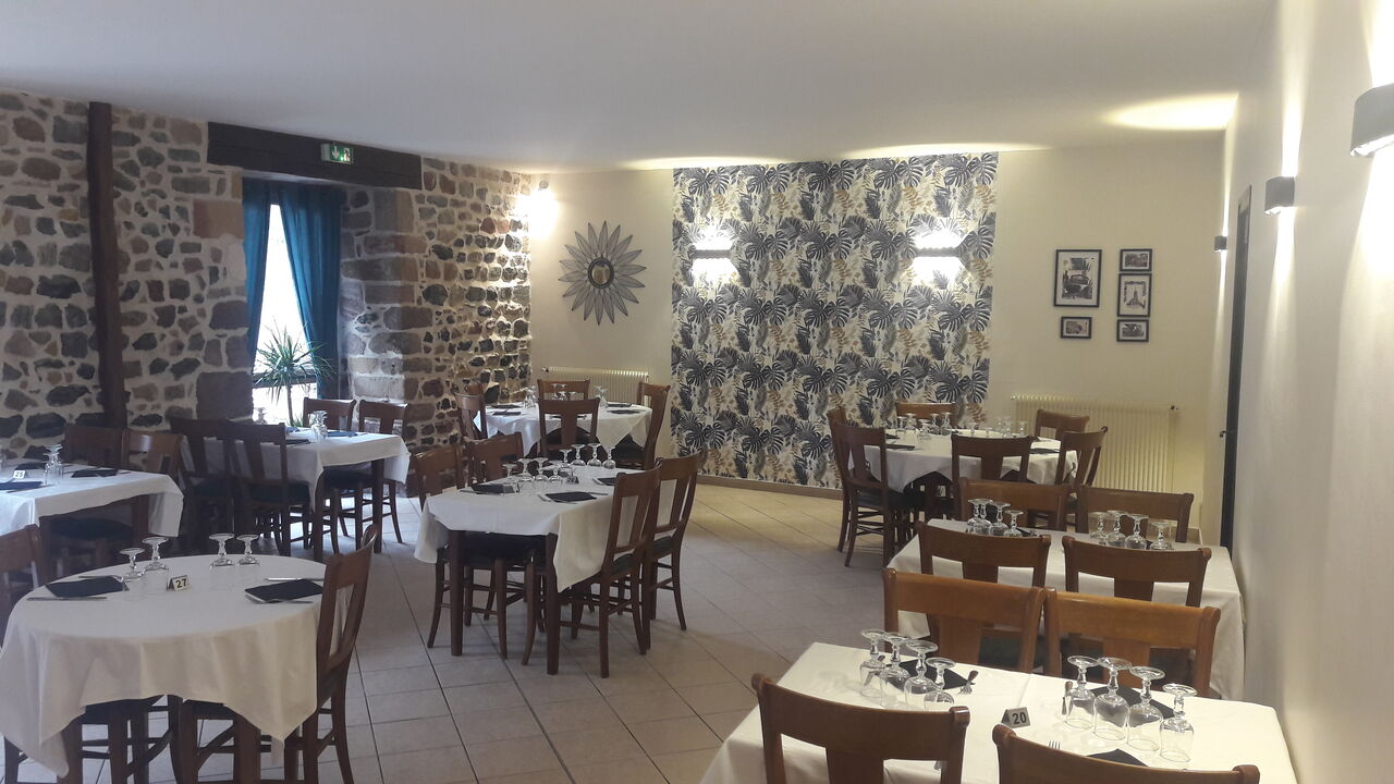 salle 52 places , pensez à réserver pour vos repas de famille ou anniversaires