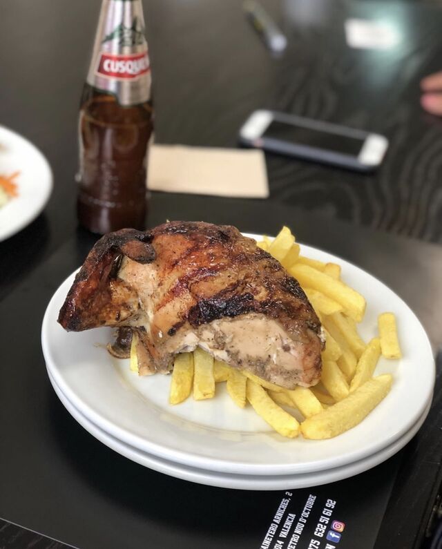 Para los amantes de la pechuga o pecho !
1/4 de pollo a la brasa peruano y una rica cusqueña 