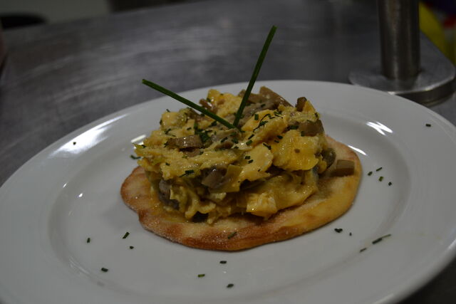 Revuelto de gambas y trigueros sobre torta