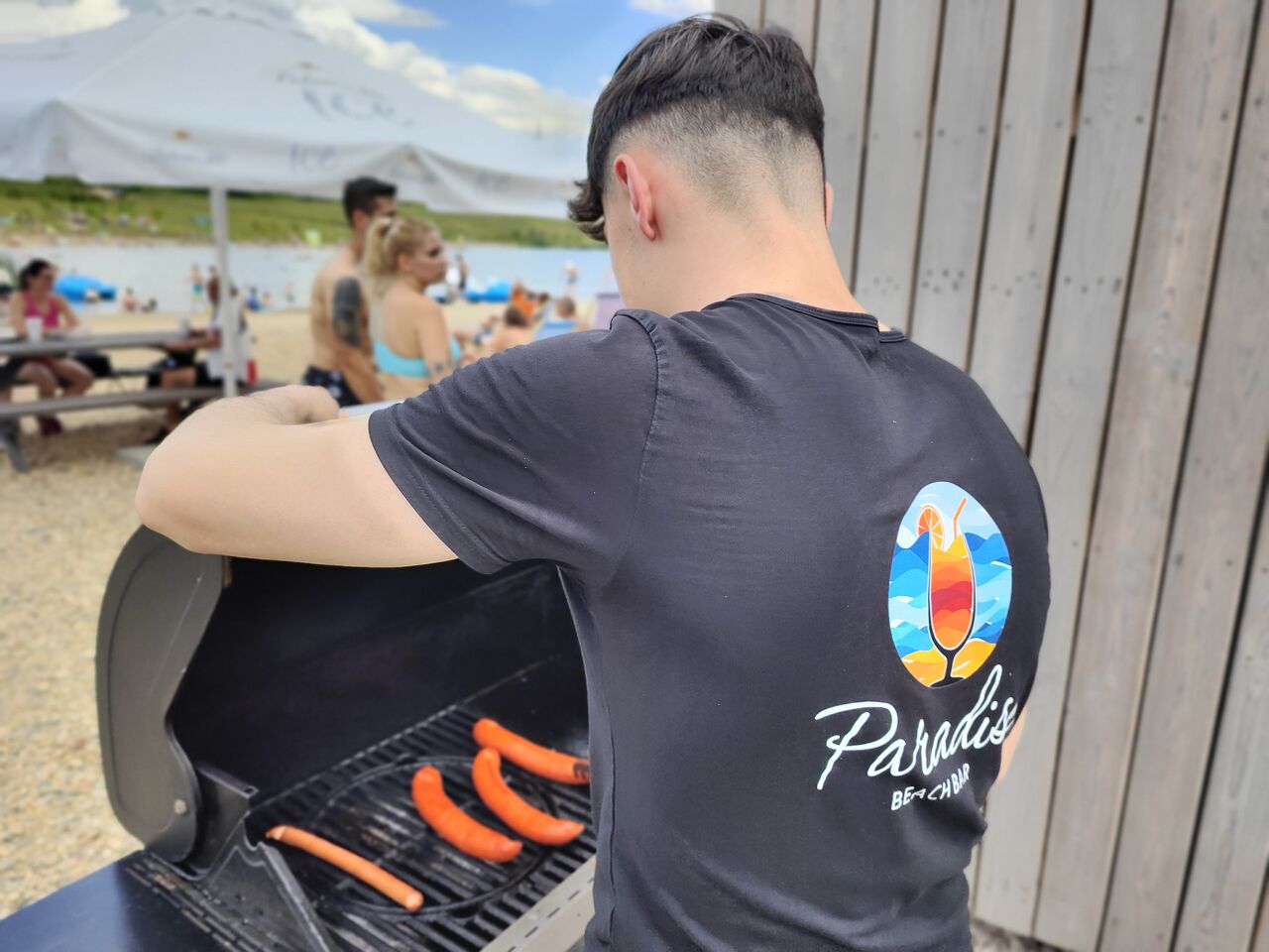 Klobásy na grilu jsou každý letní den