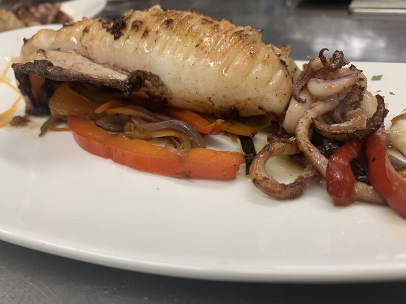 Un manjar de dioses, un jibión a la parrilla con verduritas al wok.