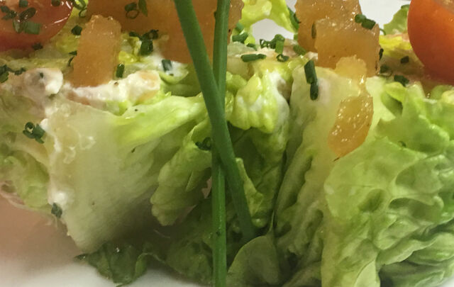 Cogollos rellenos de crema de queso, salmón y membrillo