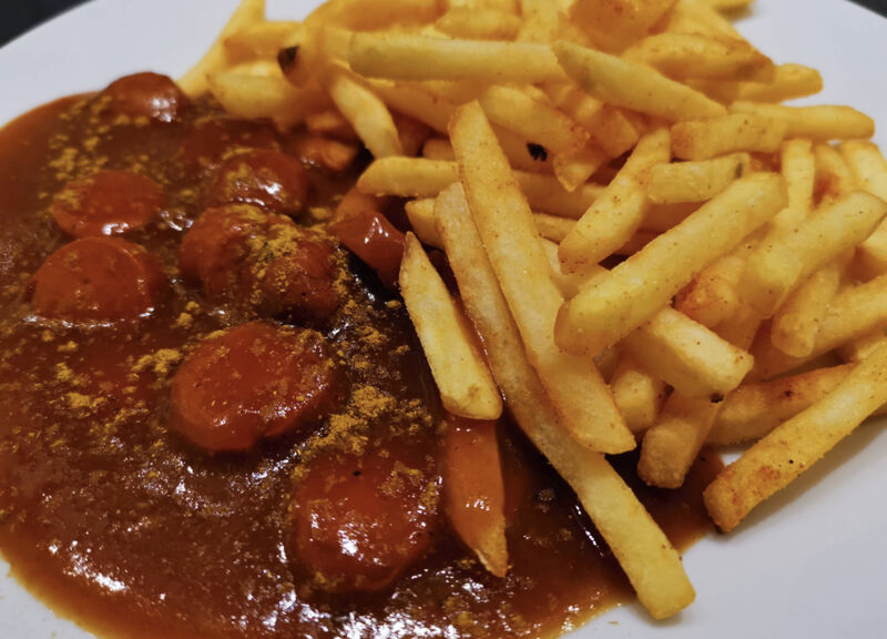 Currywurst mit Pommes