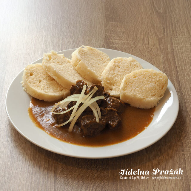 Hovězí guláš, houskový knedlík