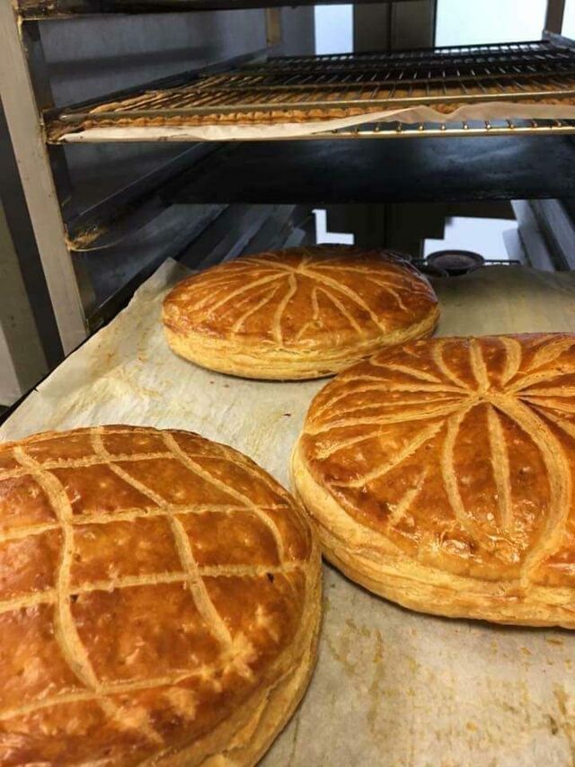 La fameuse Galette des Rois à la Frangipane, cuite dans nos fours à l'ancienne