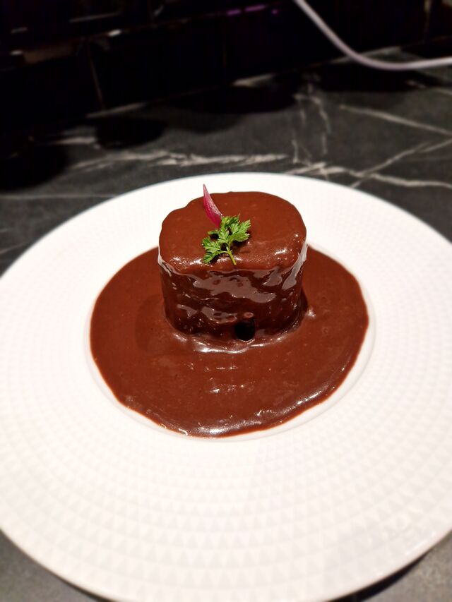 Lièvre à la royale confit 14 heures & sa sauce poivrade