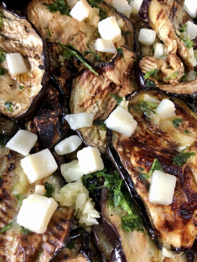 Aubergines fromage brebis et sauce verte 