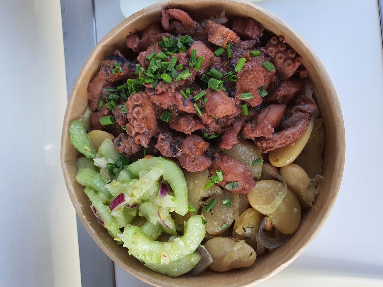 Civet Zourite accompagné de riz parfumé et pois du cap
Salade Concombre pimentée
