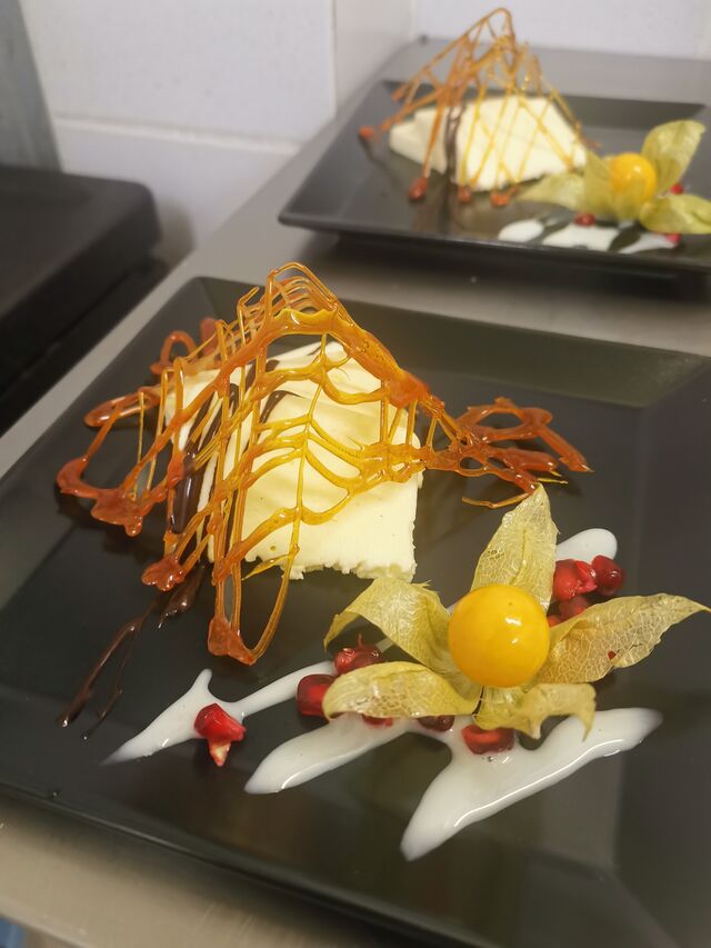 Bayrisch Creme unter der Karamell Pyramide 