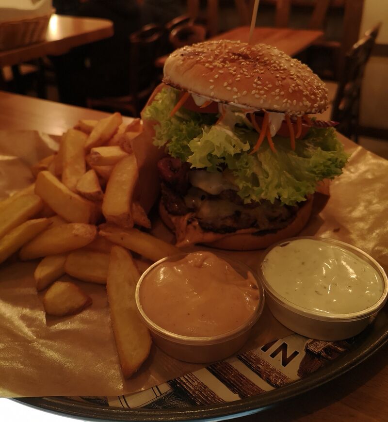 A może Crazyburger? Podwójny kotlet wołowy z serem ?.... Pychota 