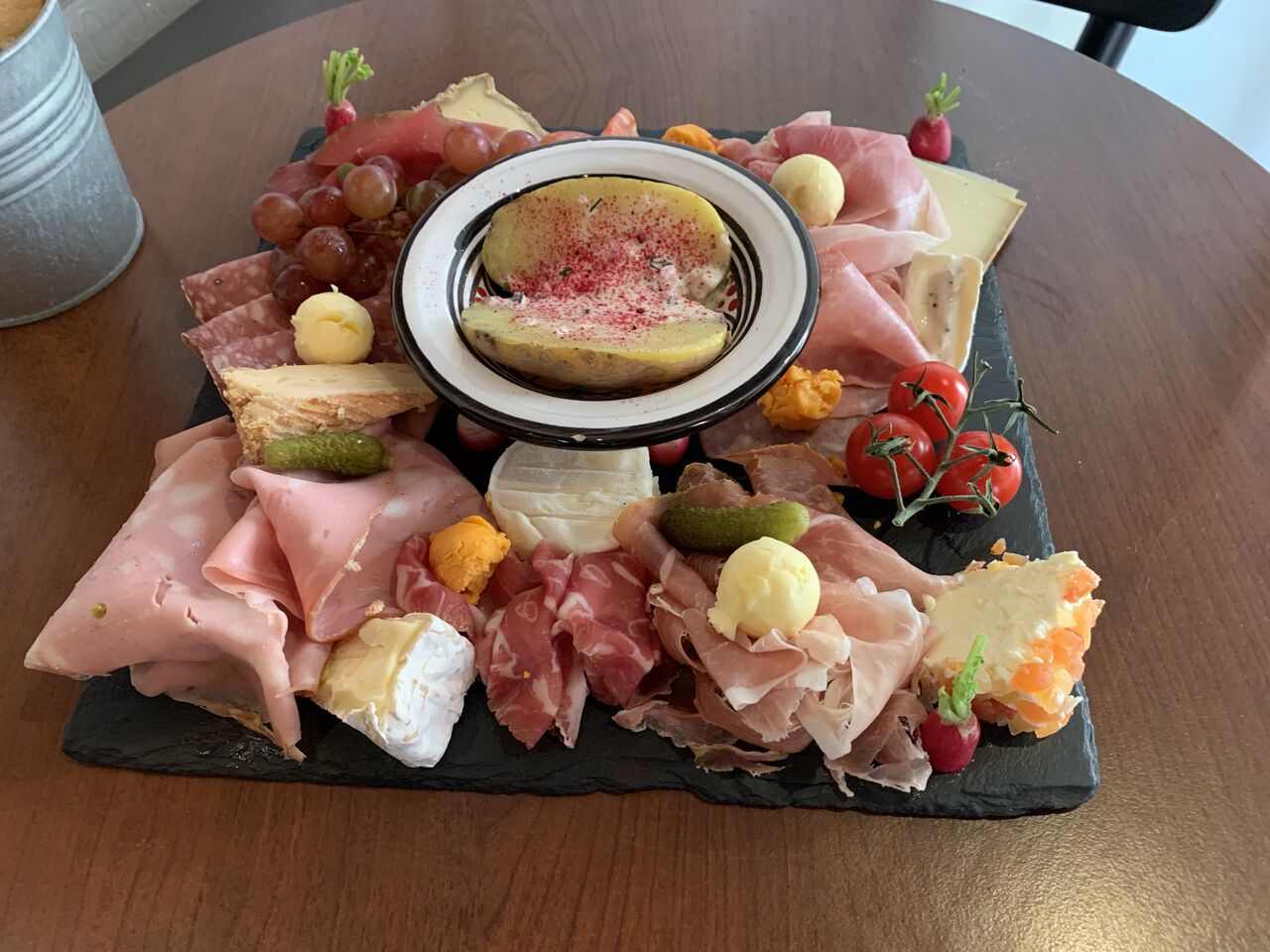 Charcuteries gourmandes et fromages fermiers.. De la Normandie à l'Italie en passant par l'Espagne..