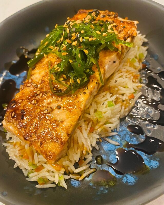 Salmón con arroz AHumado y salsa
soja y miel 🌾🍯