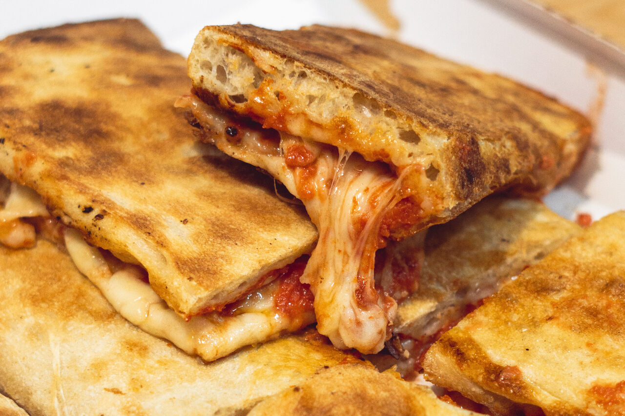 Le Nostre Pizzette al Taglio: Un Gusto da Portare con Te