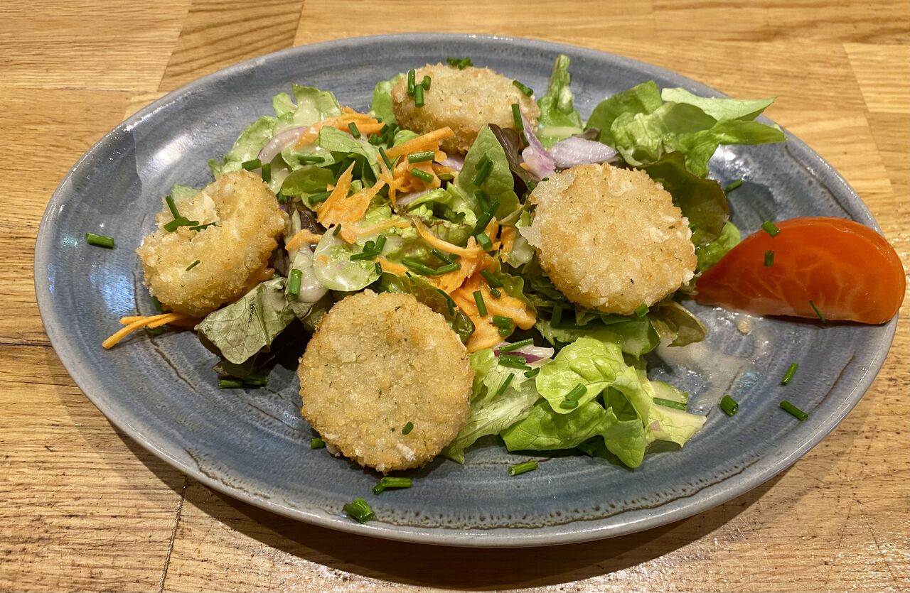 Salade de camembert pané