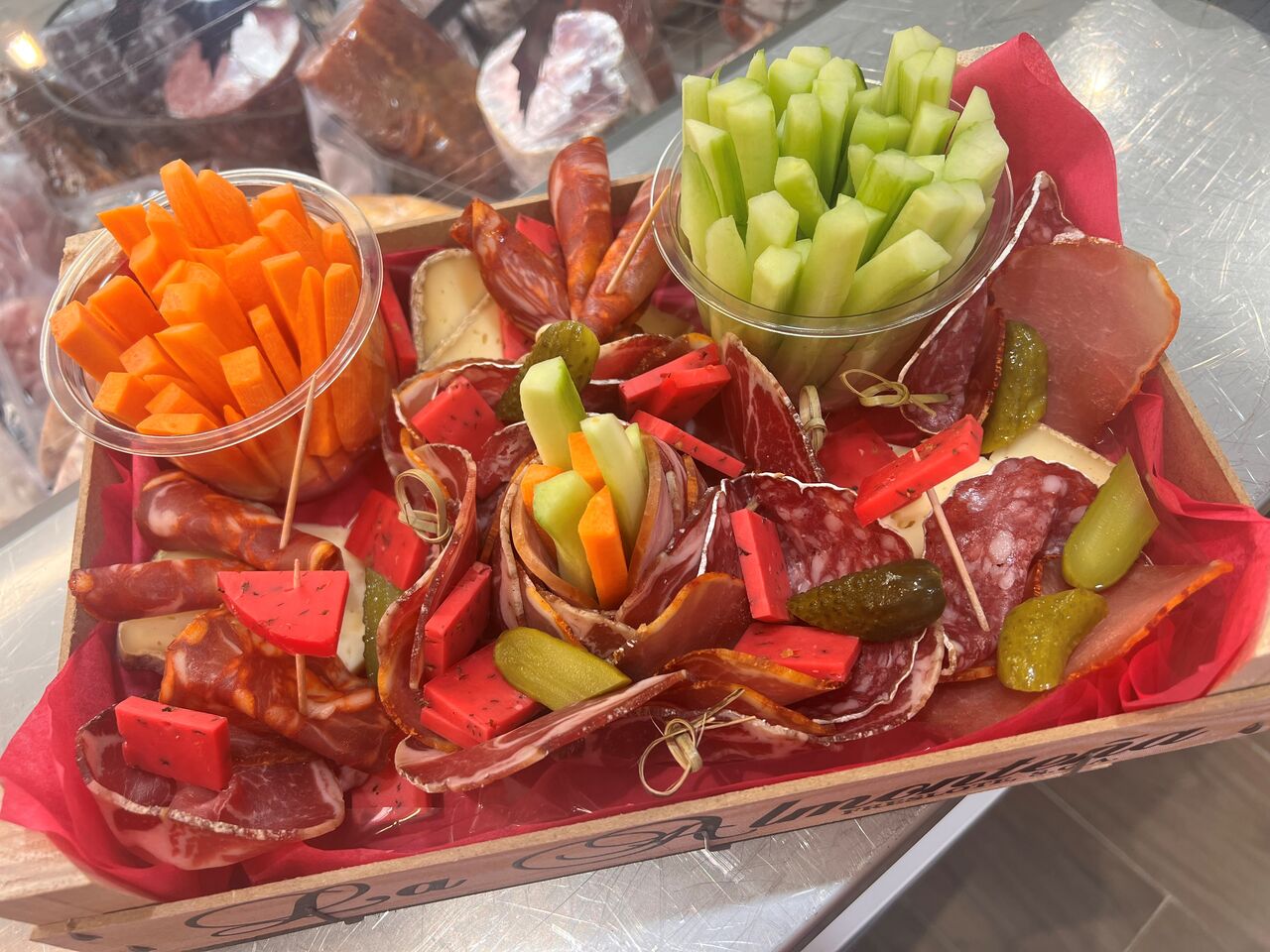 plateau de charcuterie et légumes frais 