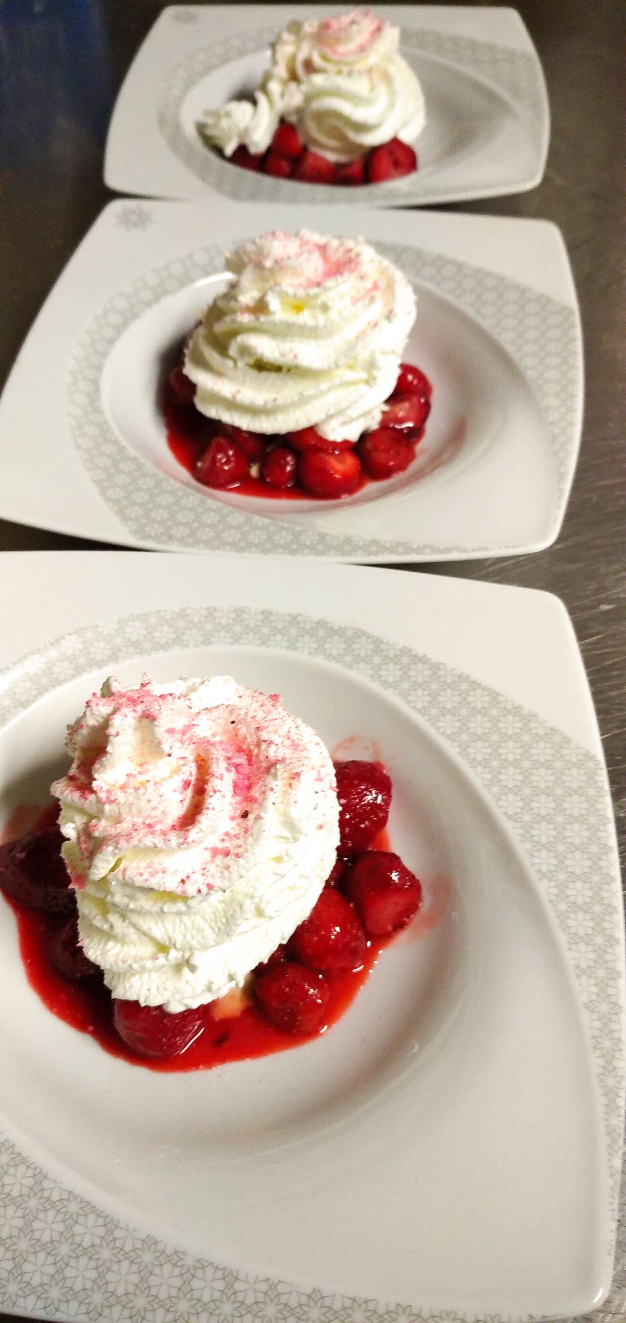 poêlée de fraises de l Aube , rafraîchie glace vanille, chantilly