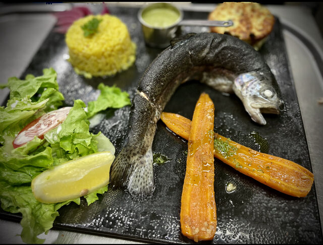 Truite au bleu carottes glacées riz et flan de légumes 
