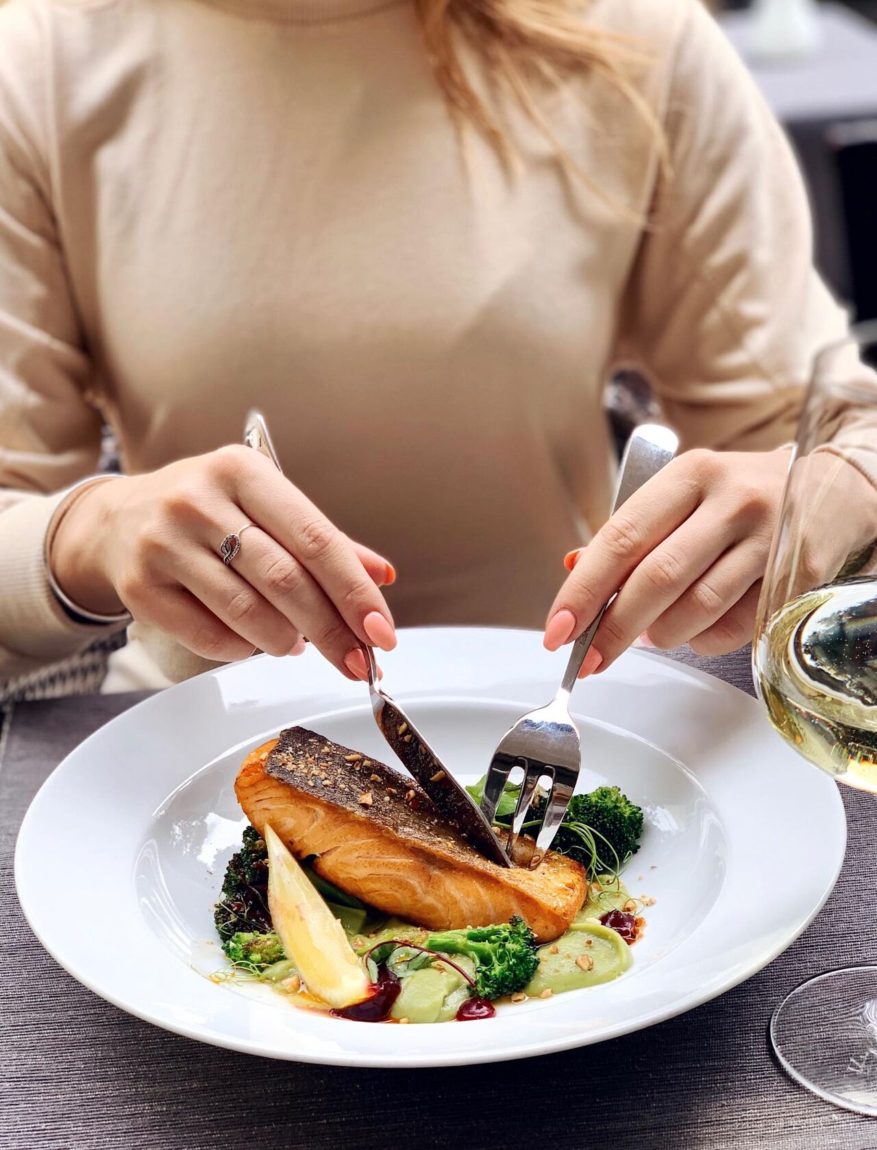 Filet z łososia / purée z brokułów i sera cheddar / prażone migdały