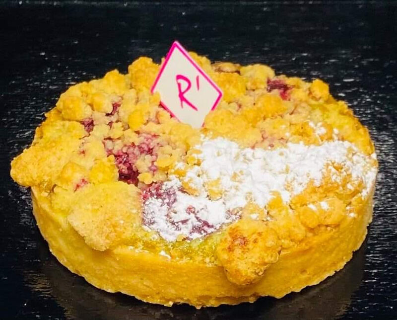 Crumble Pistache Griotte :
Pâte sucrée, crème d'amande à la pistache, griotte et crumble.