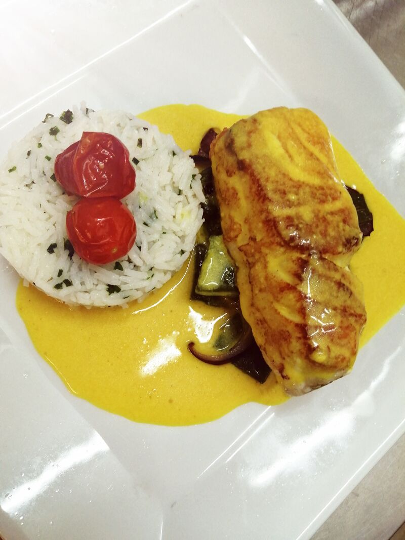 Filet de Cabillaud / Sauce Safranée / Riz à la Ciboulette / poêlée de Haricots Plat et Oignon Rouge