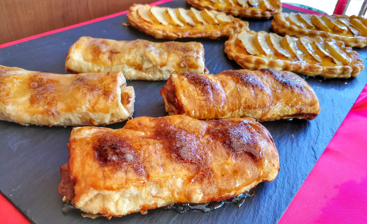 Manzanela.
Hojaldre relleno de Crema pastelera con canela y Manzana natural. Decorada con brillo de manzana, azúcar y canela.