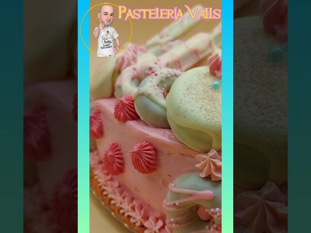 Esponjoso bizcocho relleno de Chocolate, cubierto de Fresa y decorada con chocolatinas.