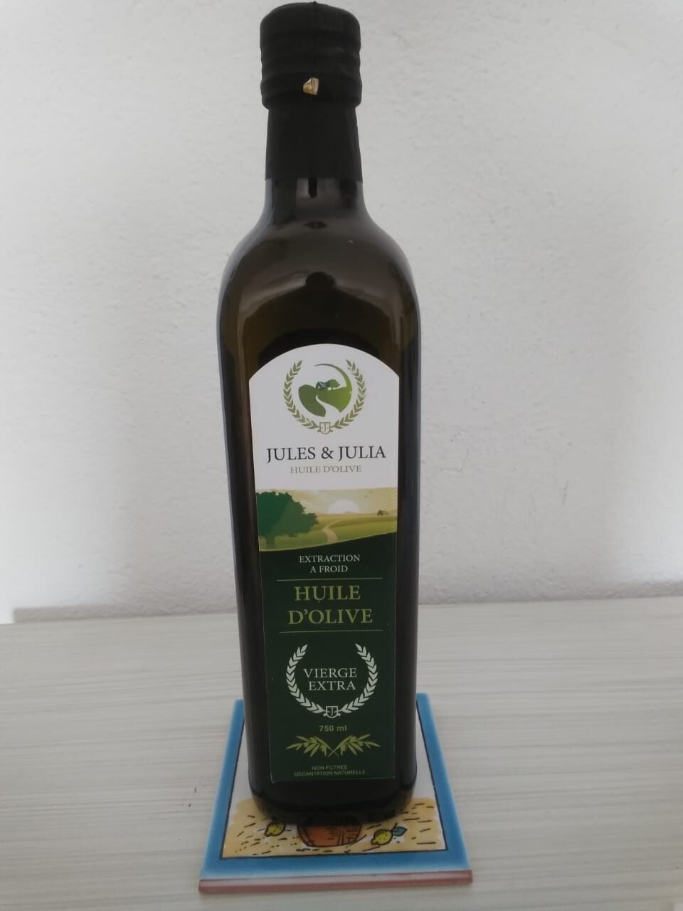 bouteille en verre fumé avec la marque de nos enfants Jules et Jula