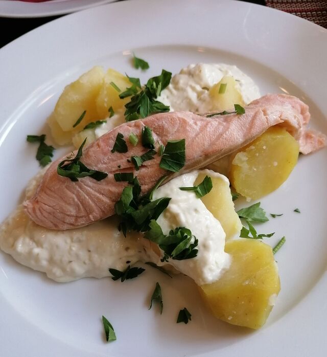 pochierter Lachs mit Salzkartoffeln und Meerrettich