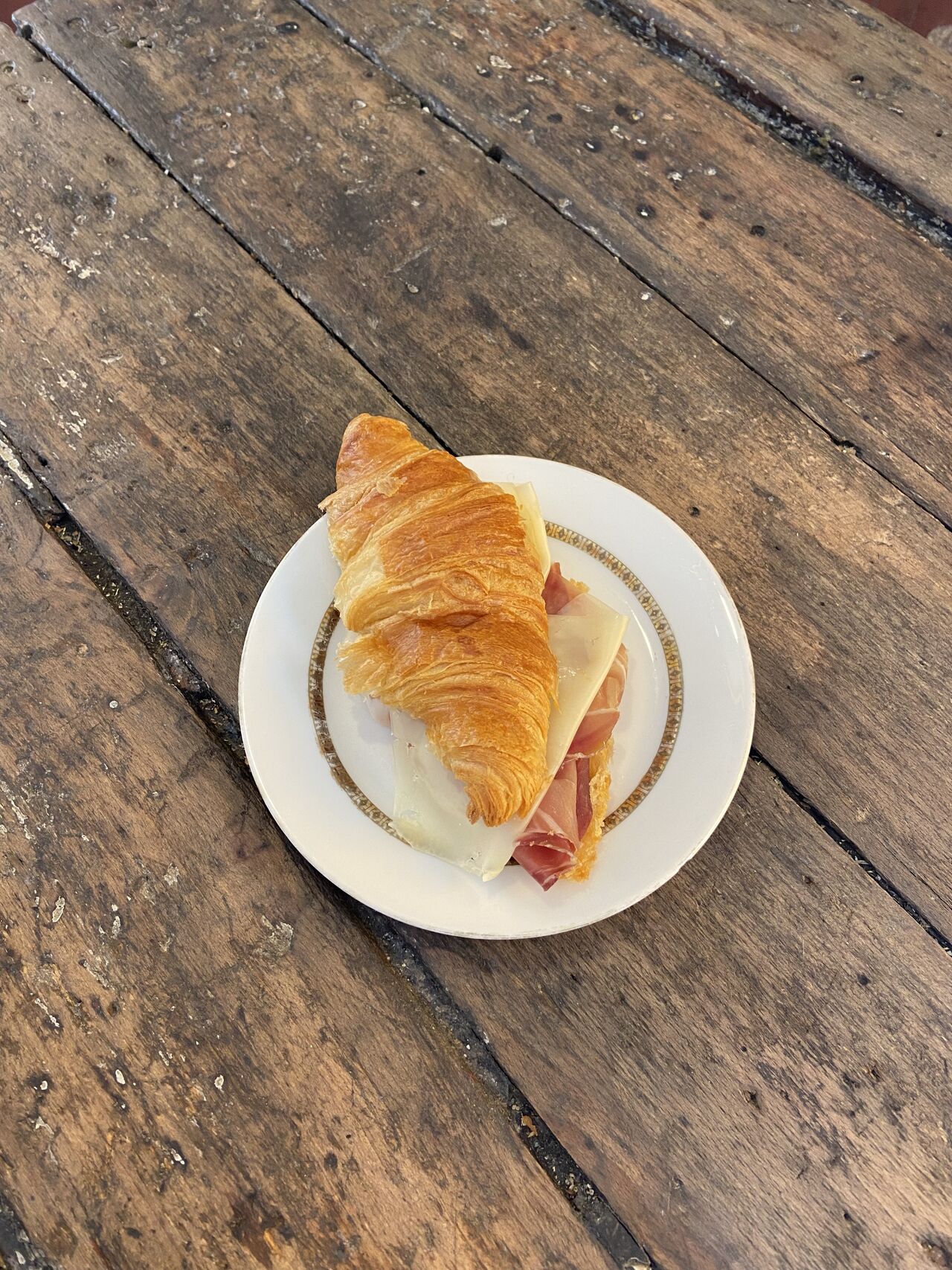 croissat farcito crudo e formaggio