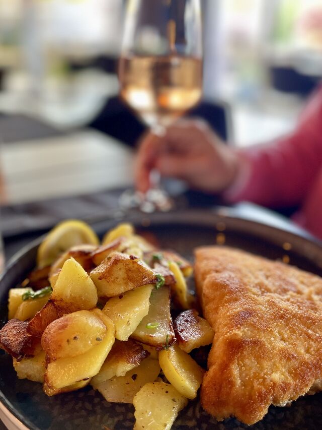 Ebenfalls ein Lieblingsgericht vieler Gäste des Johann’s: Wiener Schnitzel mit Bratkartoffeln