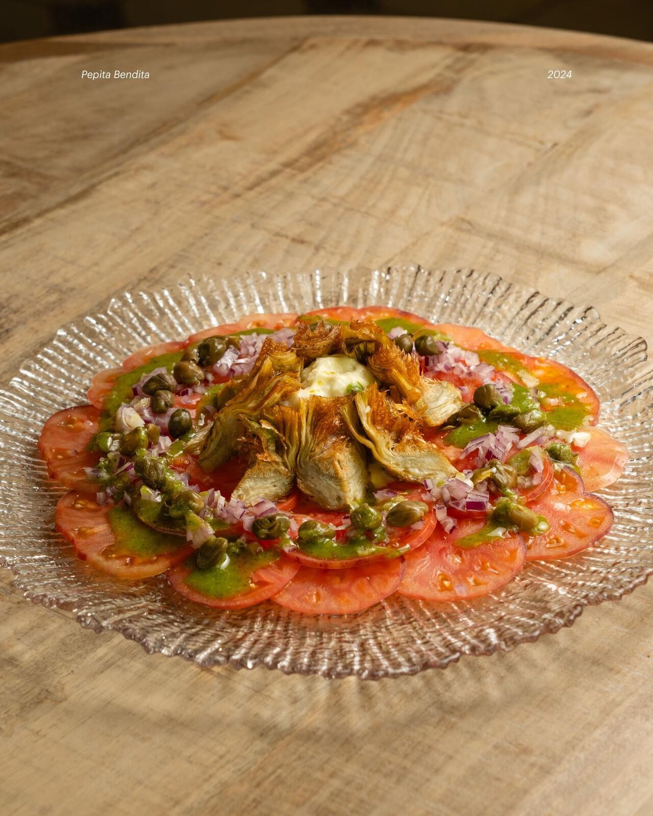 Láminas de tomate marazul, encurtidos, espuma y crujiente de alcachofa.