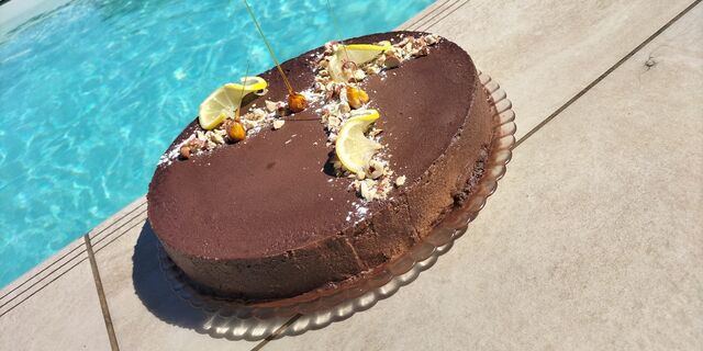 Gâteau d'anniversaire réalisé sur commande. Biscuit noisettes, croustillant praliné, mousse praliné et cœur de citron. 