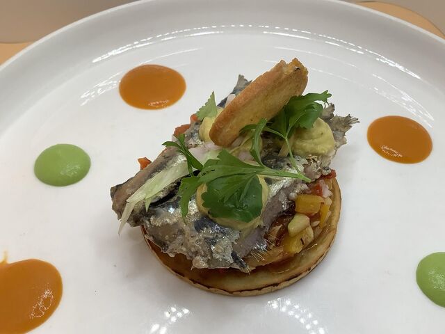 Sablé, tomates du jardin et maquereaux fumés maison.