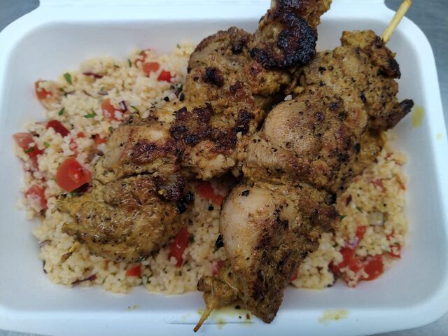 Brochette de poulet à l'oriental et taboulé aux légumes