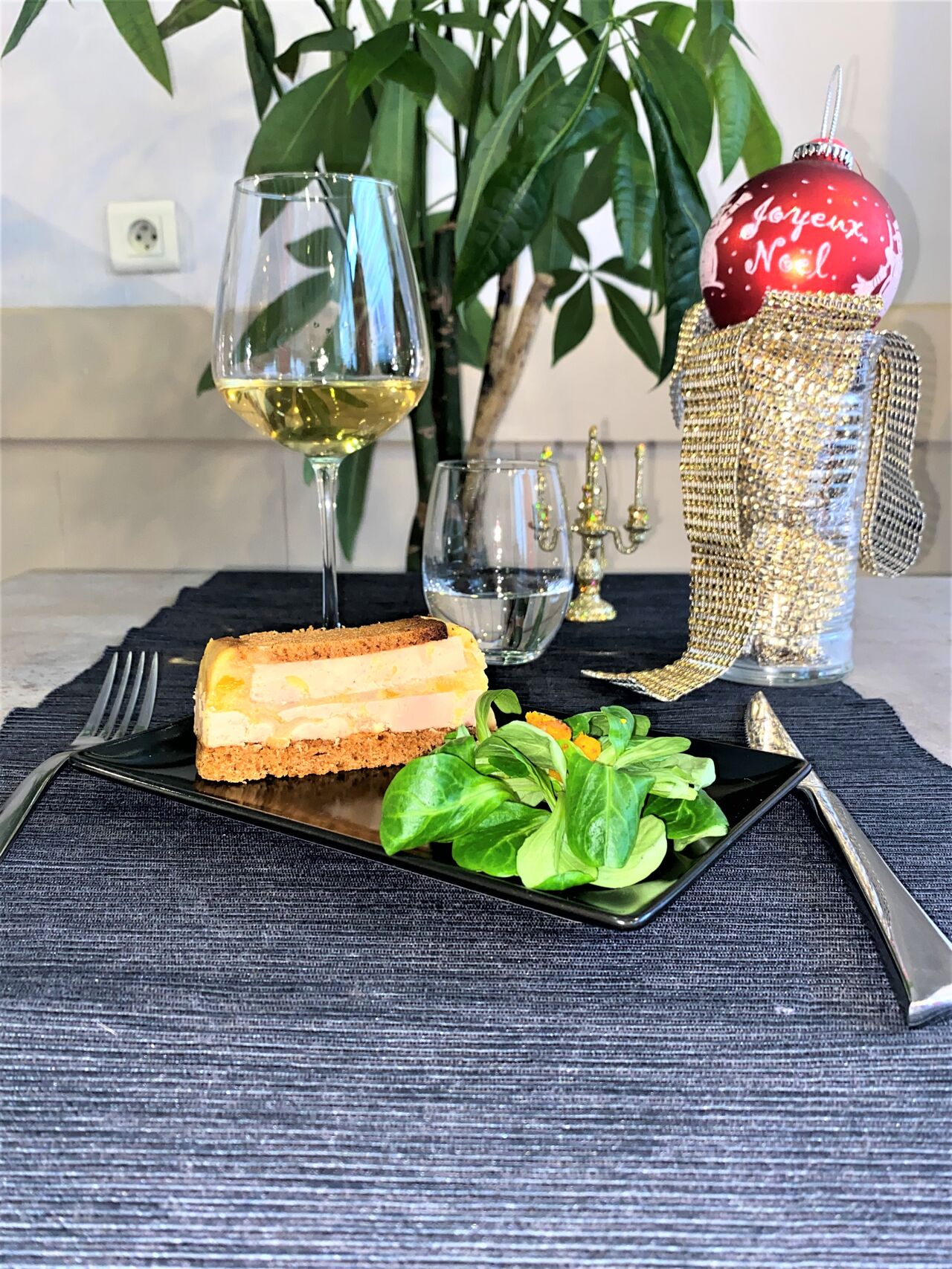ENTREE MENU FESTIF DECEMBRE 2020 : Opéra de foie gras et son bouquet de mâche