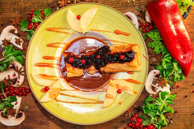 STRUDEL CU MERE SI SOS CARAMEL 