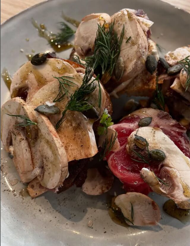 Tartine de champignons, poireaux flambés