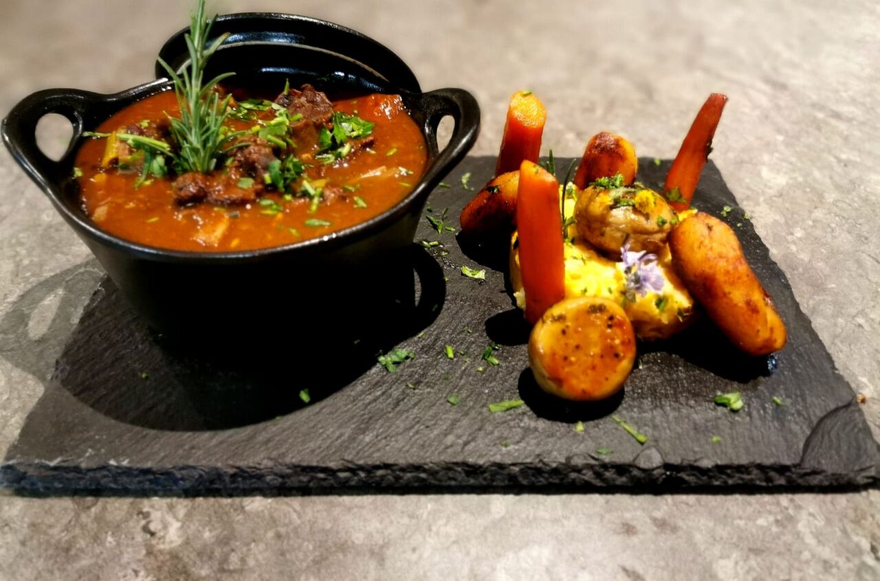 Bœuf bourguignon accompagné d'une purée de céleri rave, carotte et pomme de terre tournée. 