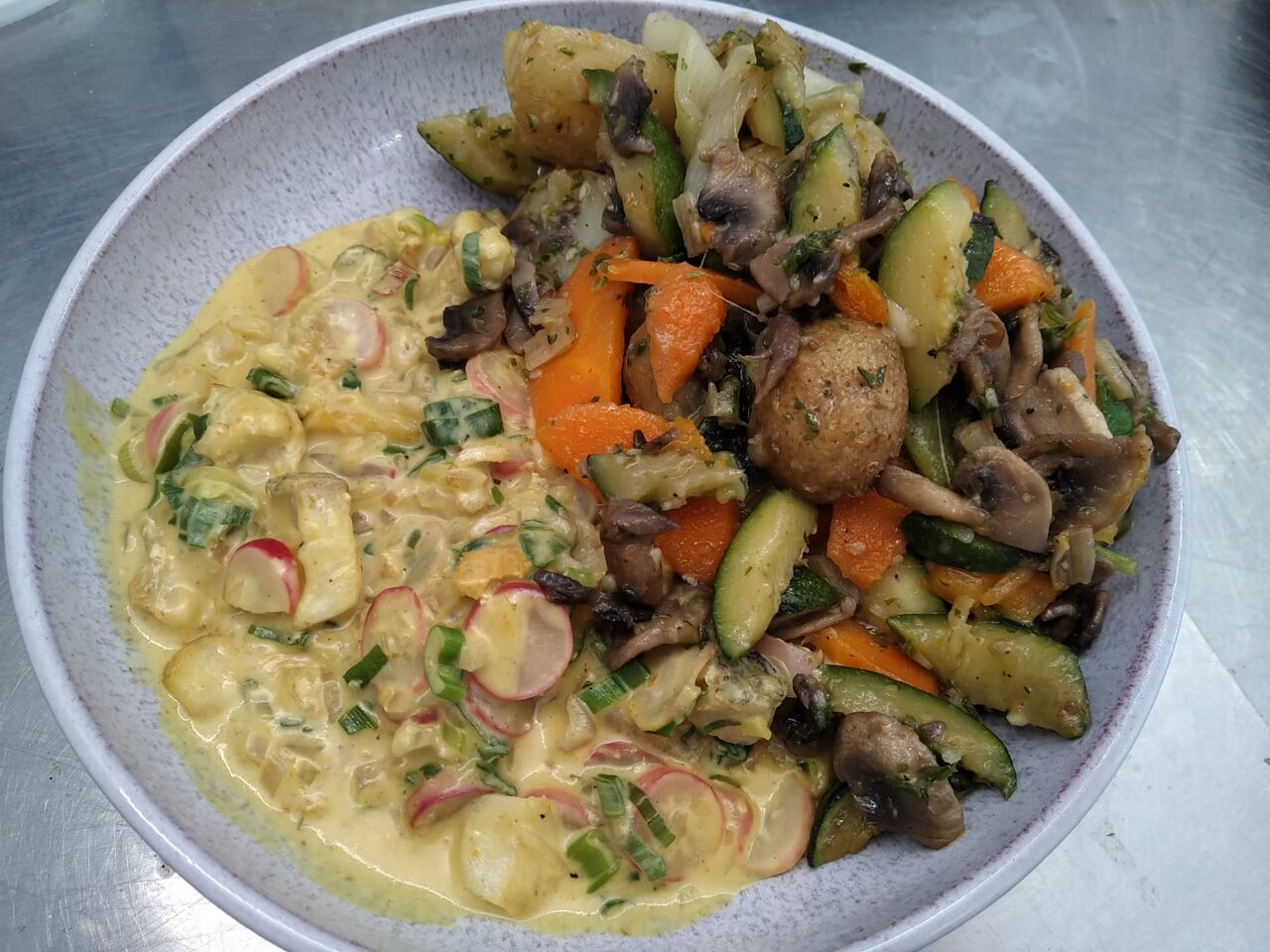 Curry de poisson coco et radis et poêlée de légumes