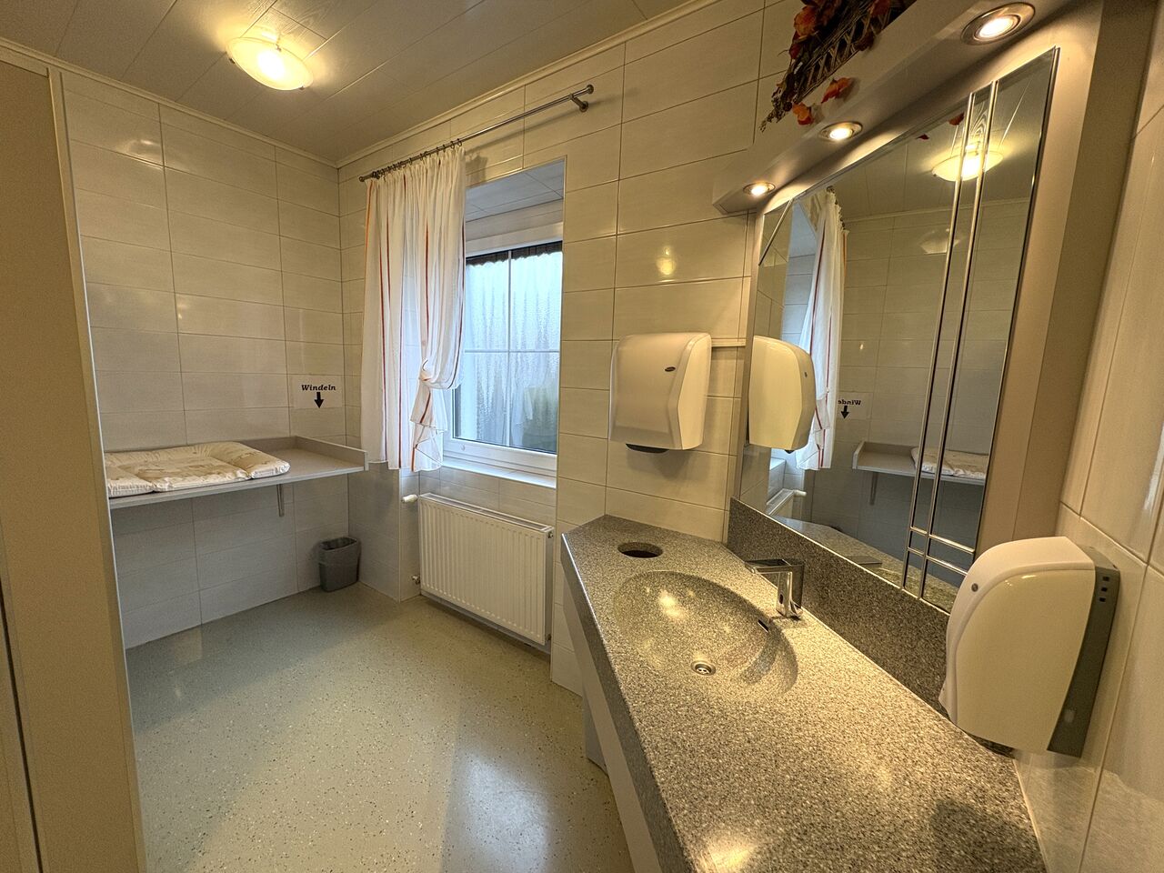 Damen-WC mit Wickeltisch
