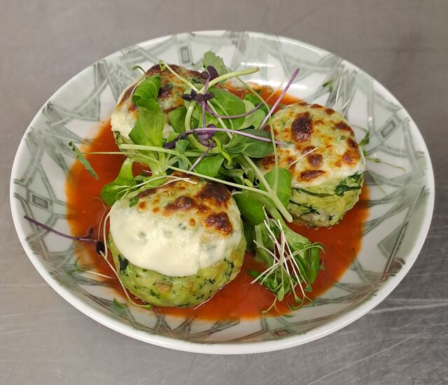 Überbackene Bärlauchknödel mit Tomatensauce
