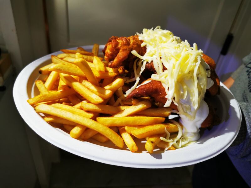 Orly tésztába bundázott csirkemell csíkok, hasábburgonyával