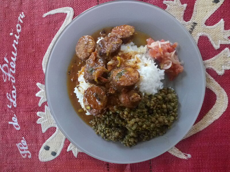 Rougail saucisses accompagné de lentilles, du riz et un rougail tomates
