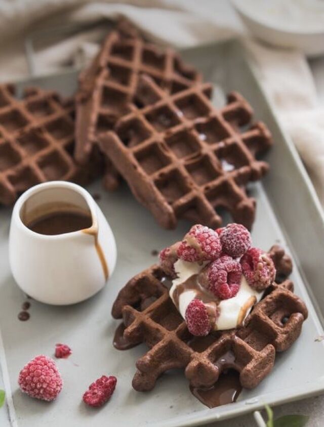 Huisgemaakte browniewafel met vanille-ijs en rood fruit