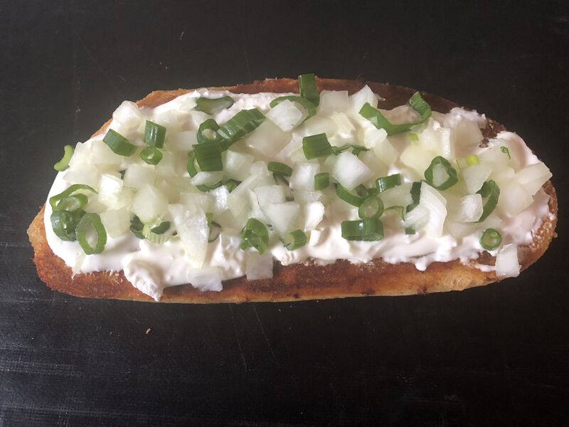 Mit Knoblauchcreme und Zwiebeln 