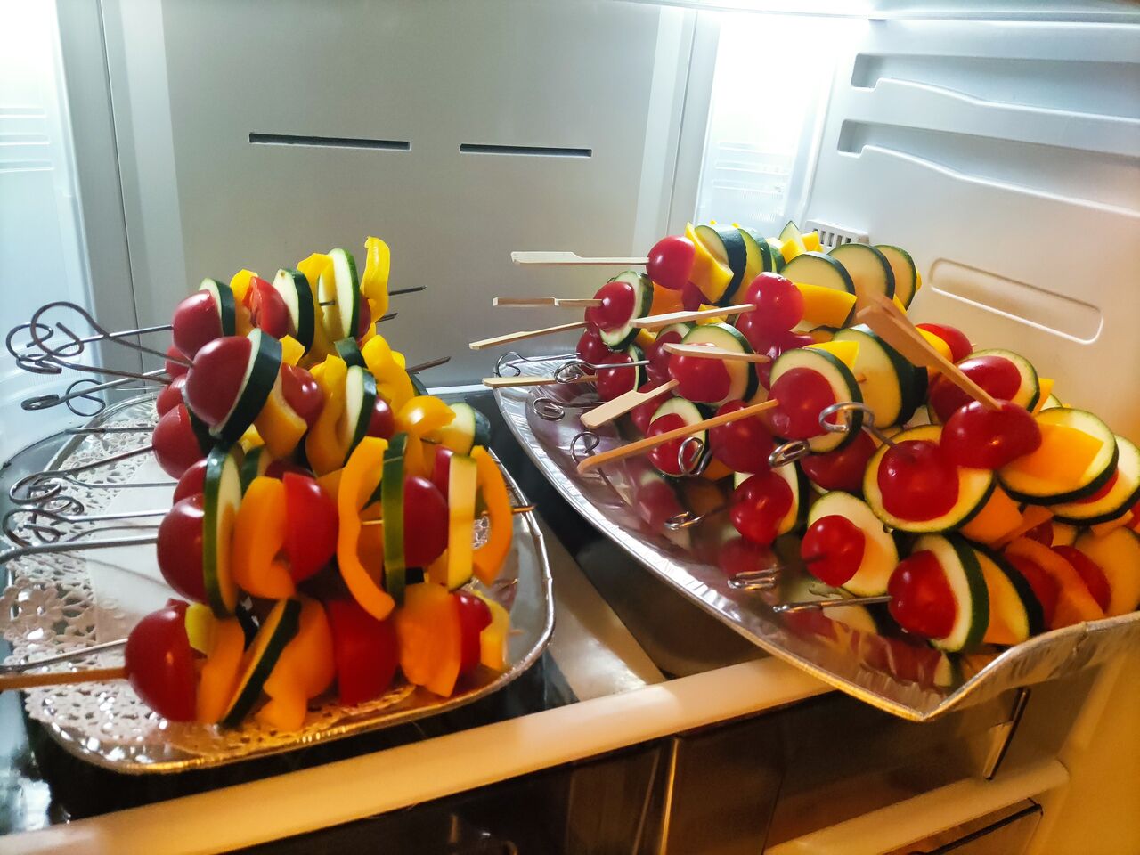 Catering, veggi Spieße, gefüllte Champignons, Steaks ,Wurst , Salate und Pommes 