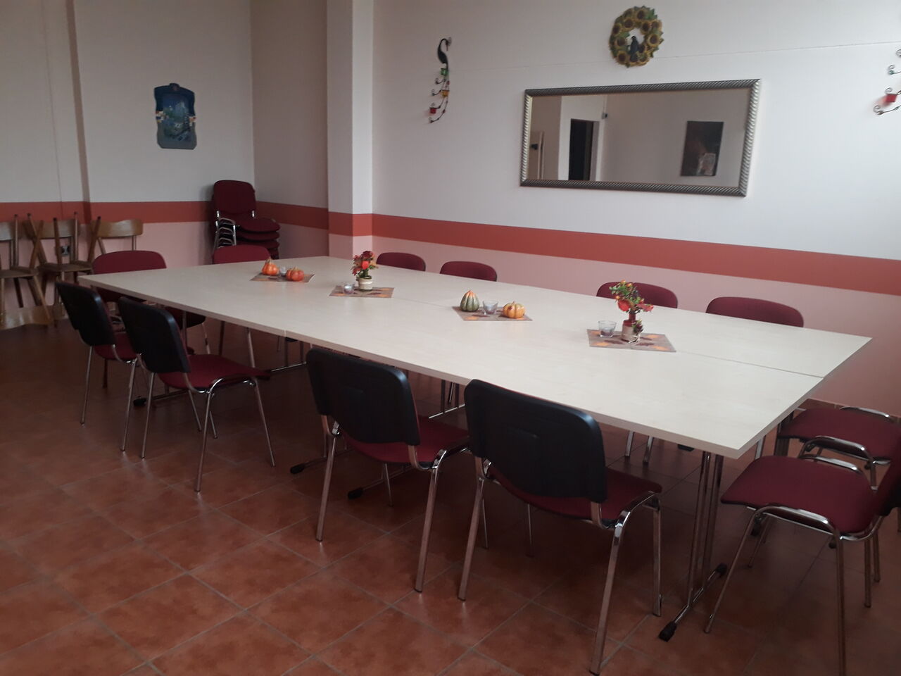 Hier ist unser kleiner Veranstaltungsraum für Veranstaltungen jeglicher Art für bis zu 30 Personen zu sehen.