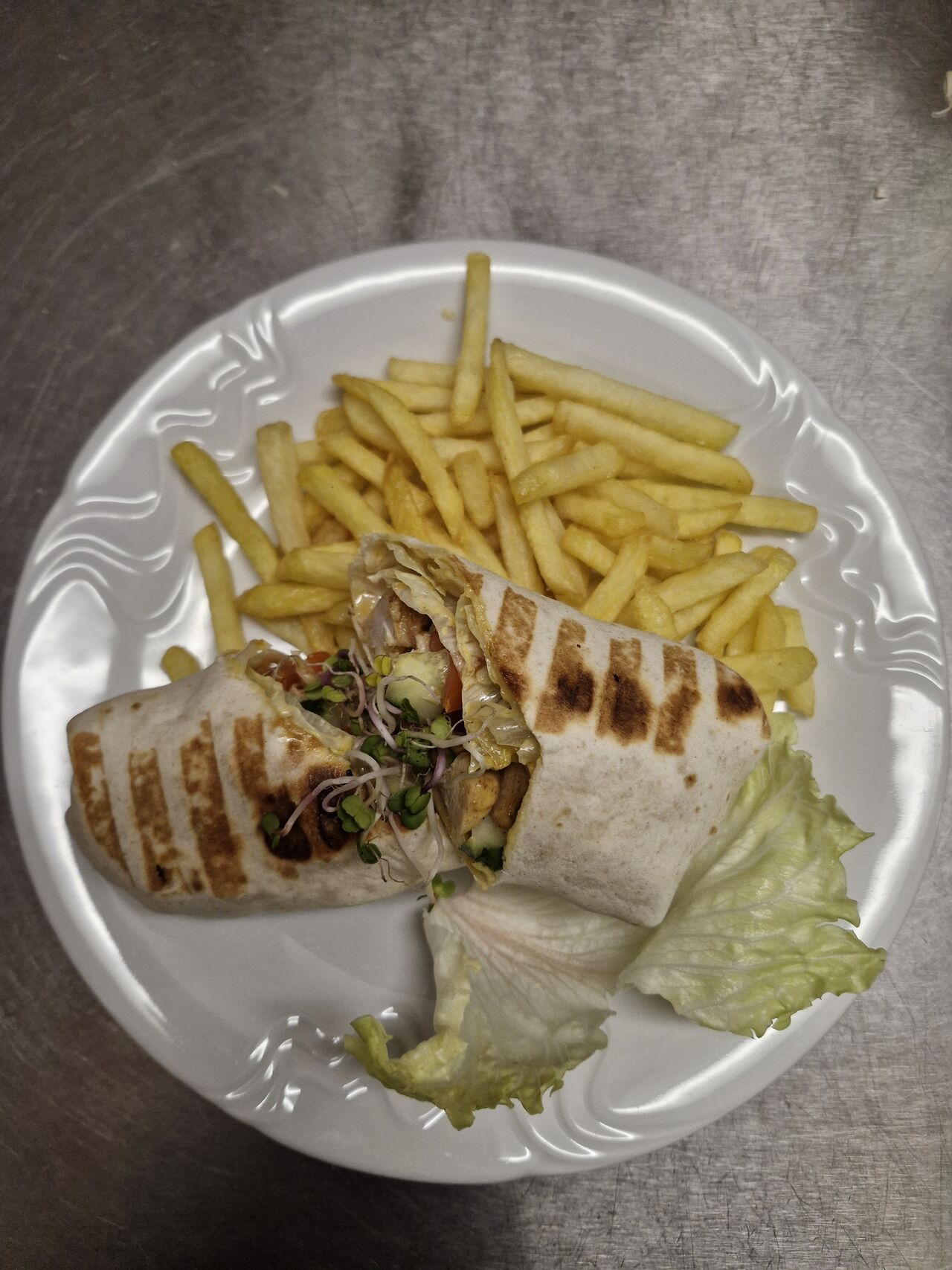 Plněná tortilla, hranolky 