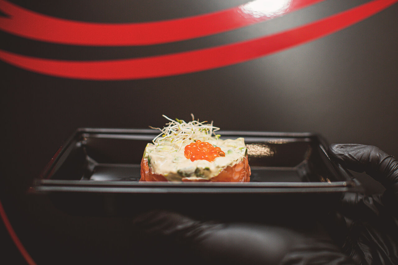 Salmón con huevas de ikura